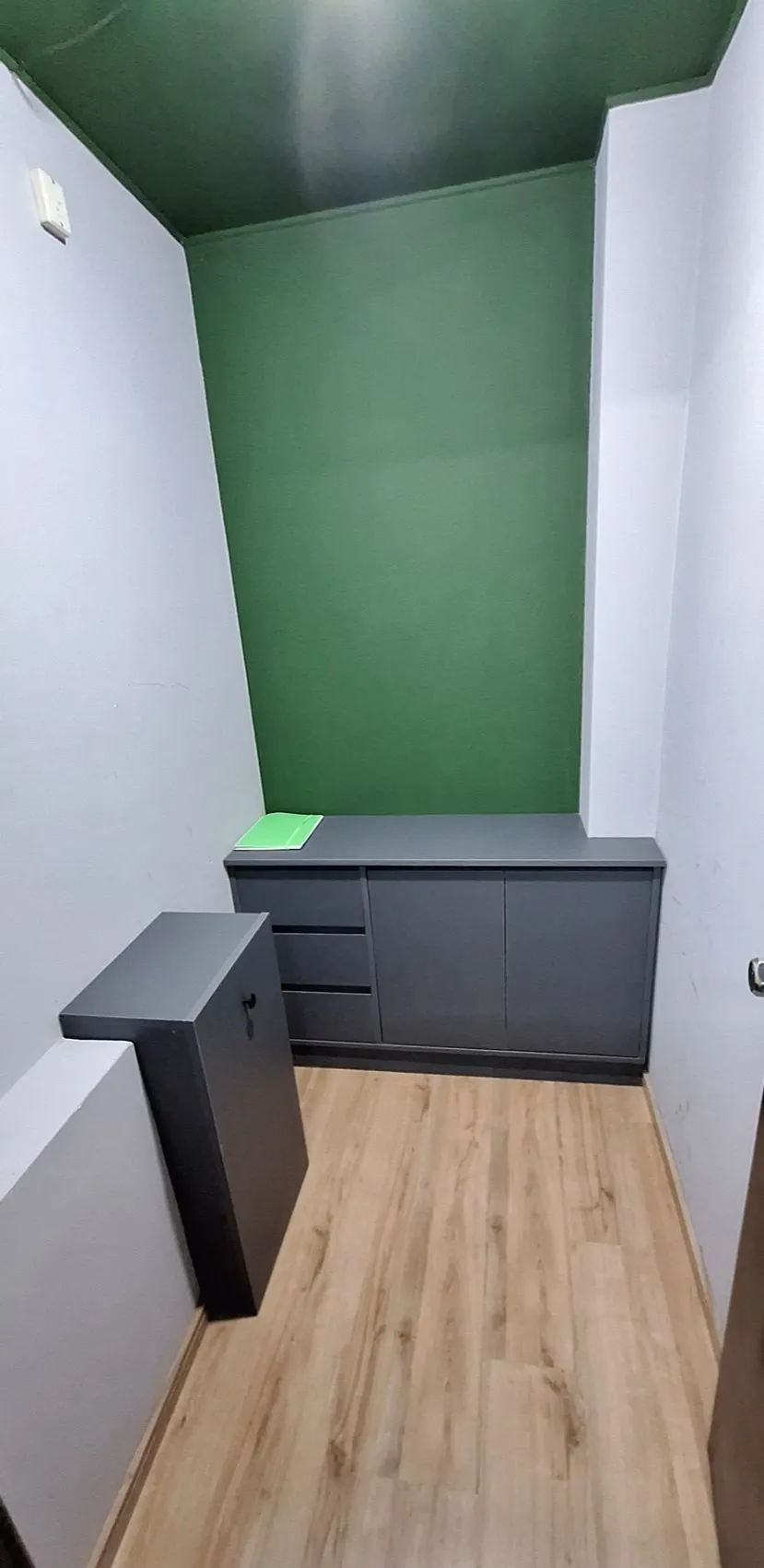 Escritório compacto planejado em cinza em Santa Maria/RS