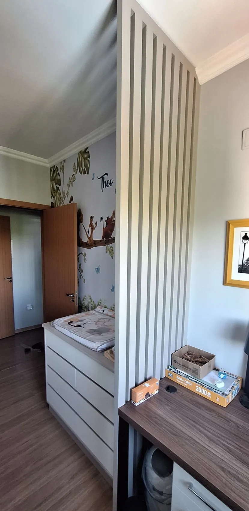 Painel ripado divisor em quarto de bebê em Santa Maria/RS