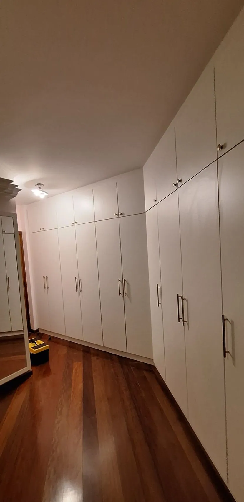 Closet planejado branco do piso ao teto em Santa Maria/RS