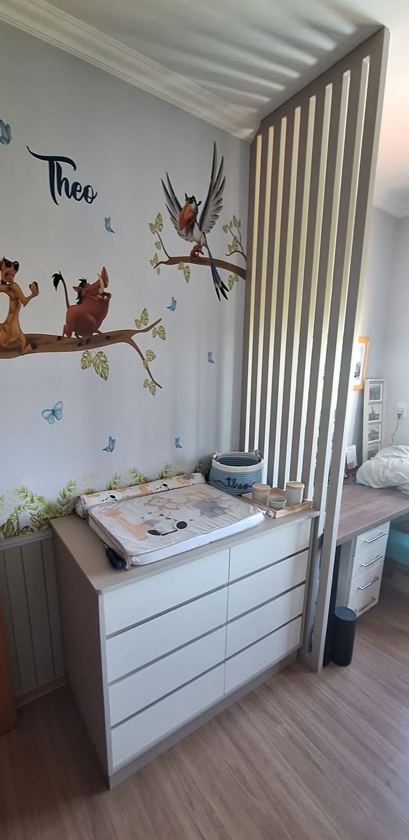 Cômoda com trocador e divisória ripada em quarto de bebê em Santa Maria/RS