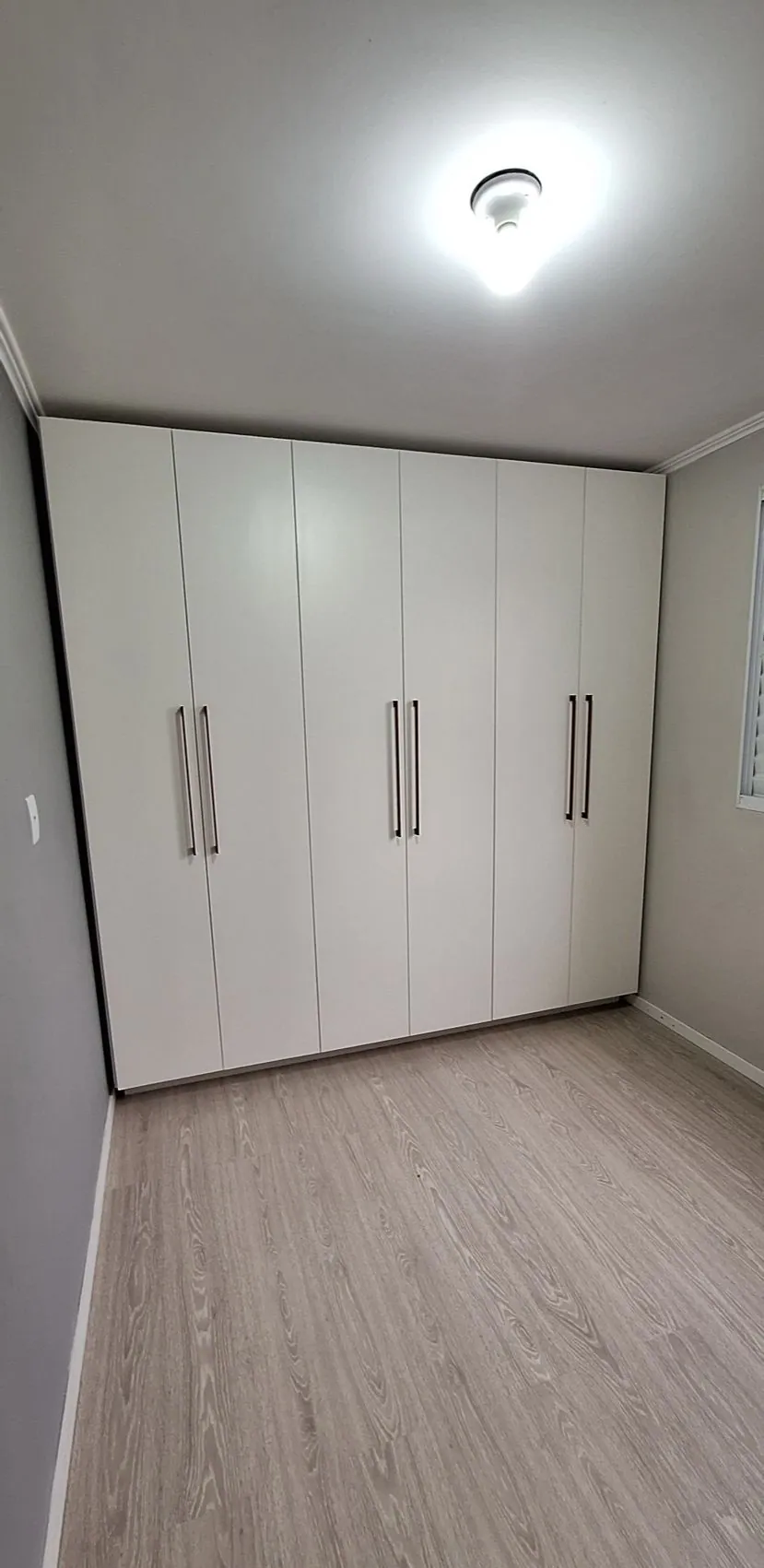 Roupeiro branco sob medida com seis portas em Santa Maria/RS